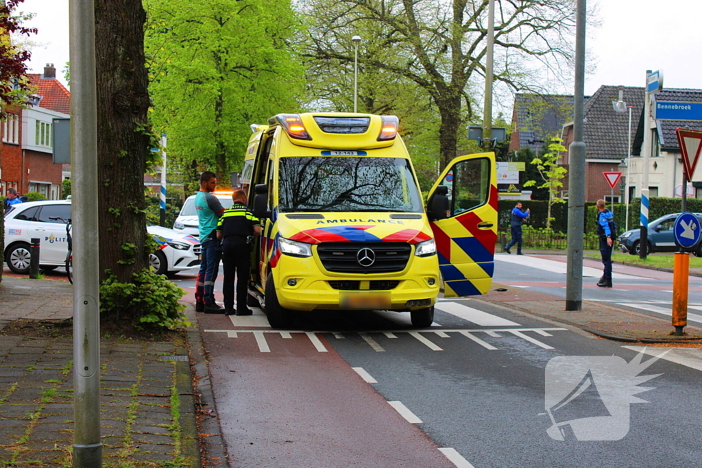 Fietser gewond en barst in ruit na botsing