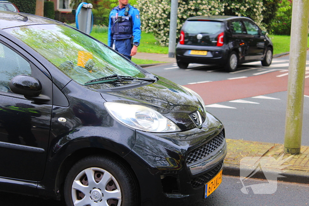 Fietser gewond en barst in ruit na botsing