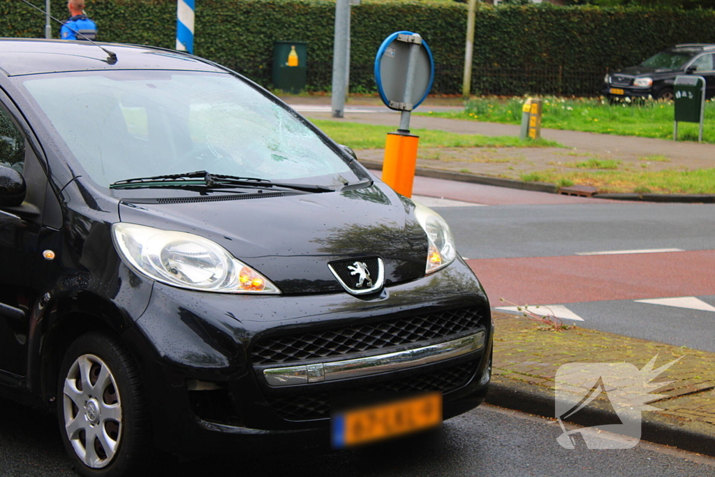 Fietser gewond en barst in ruit na botsing