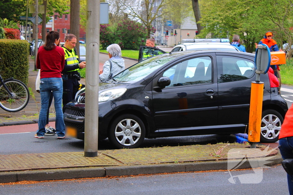 Fietser gewond en barst in ruit na botsing