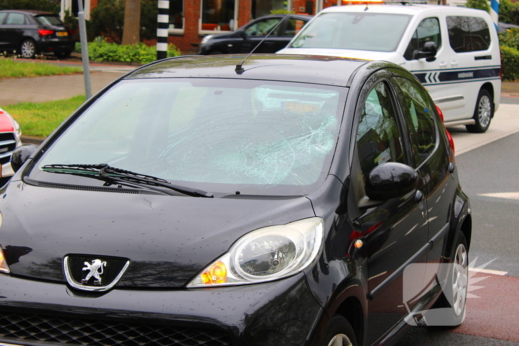 Fietser gewond en barst in ruit na botsing