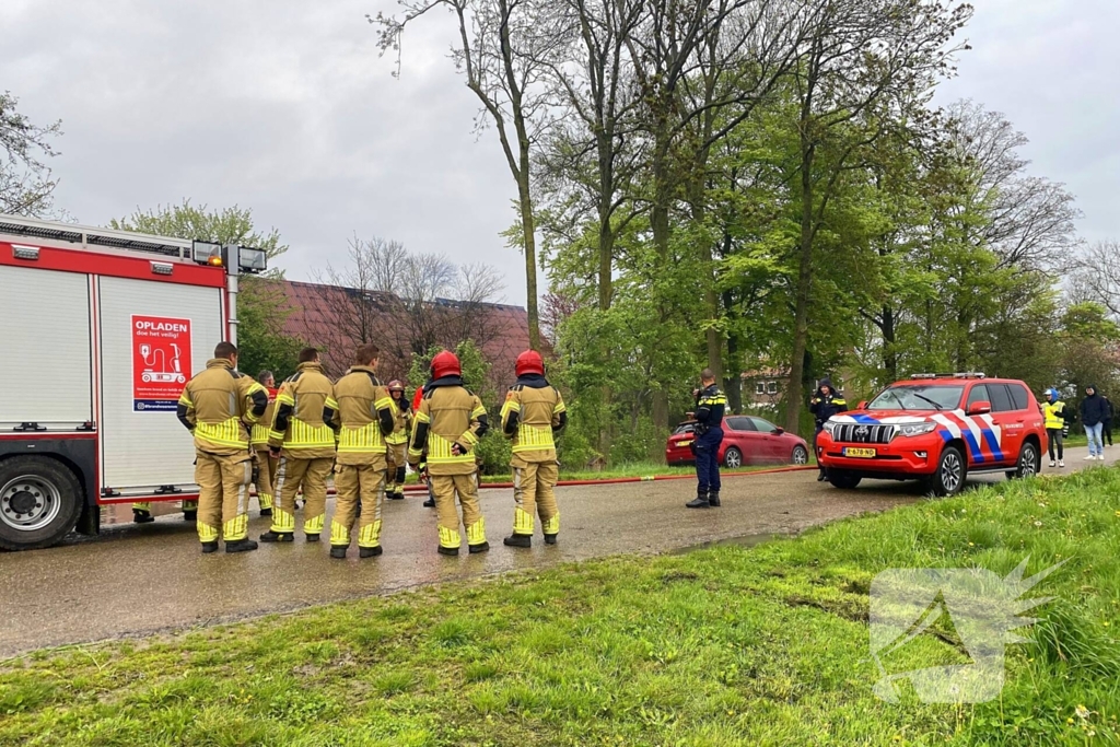 Tractor veroorzaakt brand in loods, brandweer groots opgeroepen