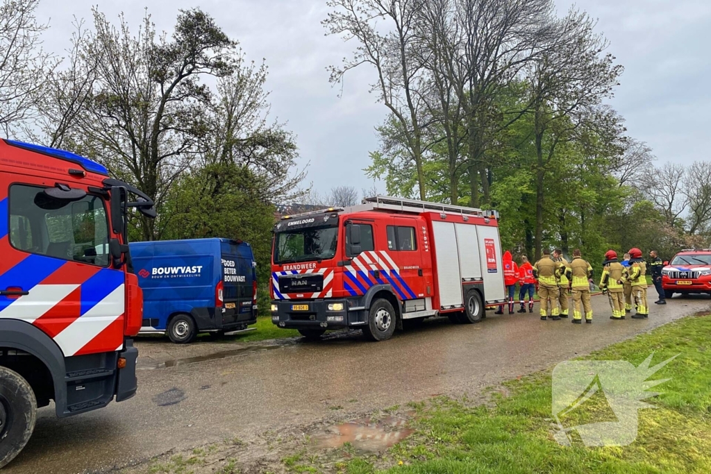 Tractor veroorzaakt brand in loods, brandweer groots opgeroepen