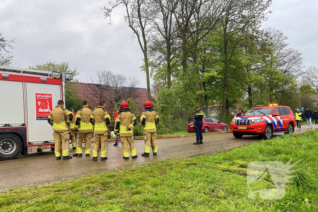 Tractor veroorzaakt brand in loods, brandweer groots opgeroepen