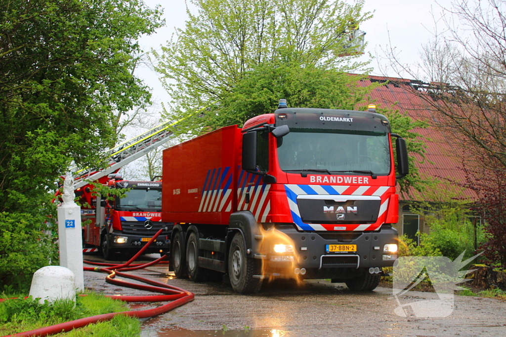 Tractor veroorzaakt brand in loods, brandweer groots opgeroepen