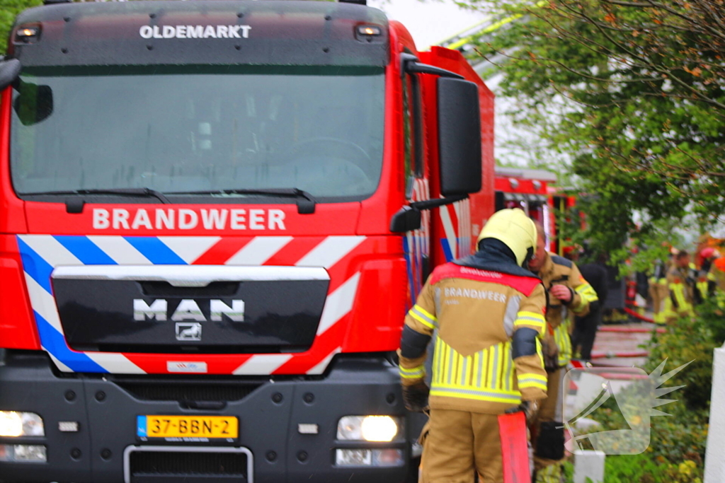 Tractor veroorzaakt brand in loods, brandweer groots opgeroepen