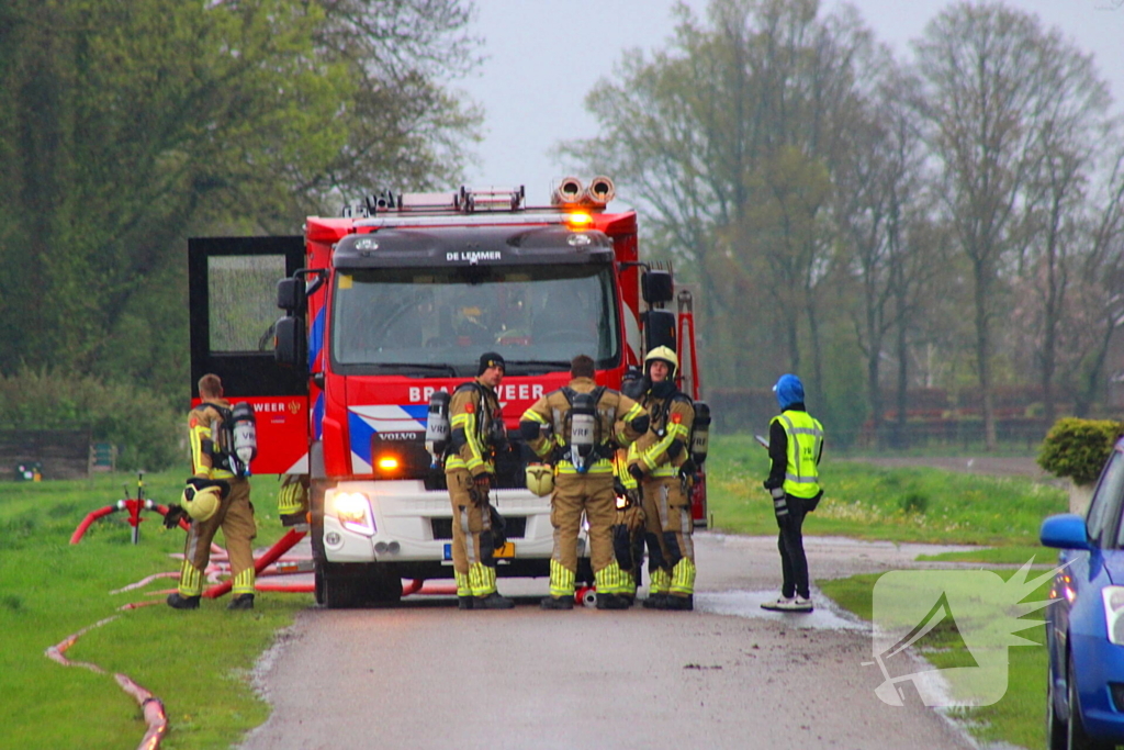 Tractor veroorzaakt brand in loods, brandweer groots opgeroepen