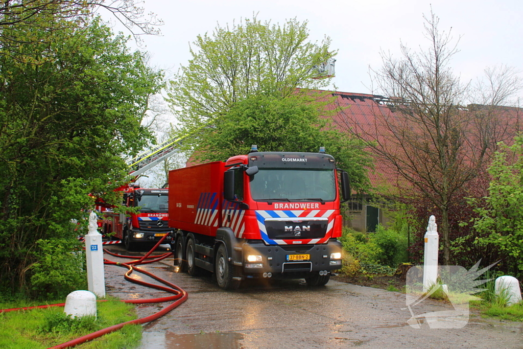 Tractor veroorzaakt brand in loods, brandweer groots opgeroepen