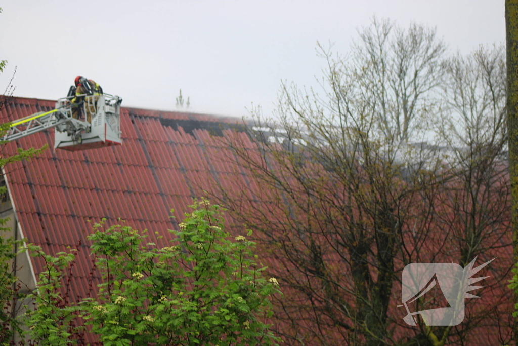 Tractor veroorzaakt brand in loods, brandweer groots opgeroepen