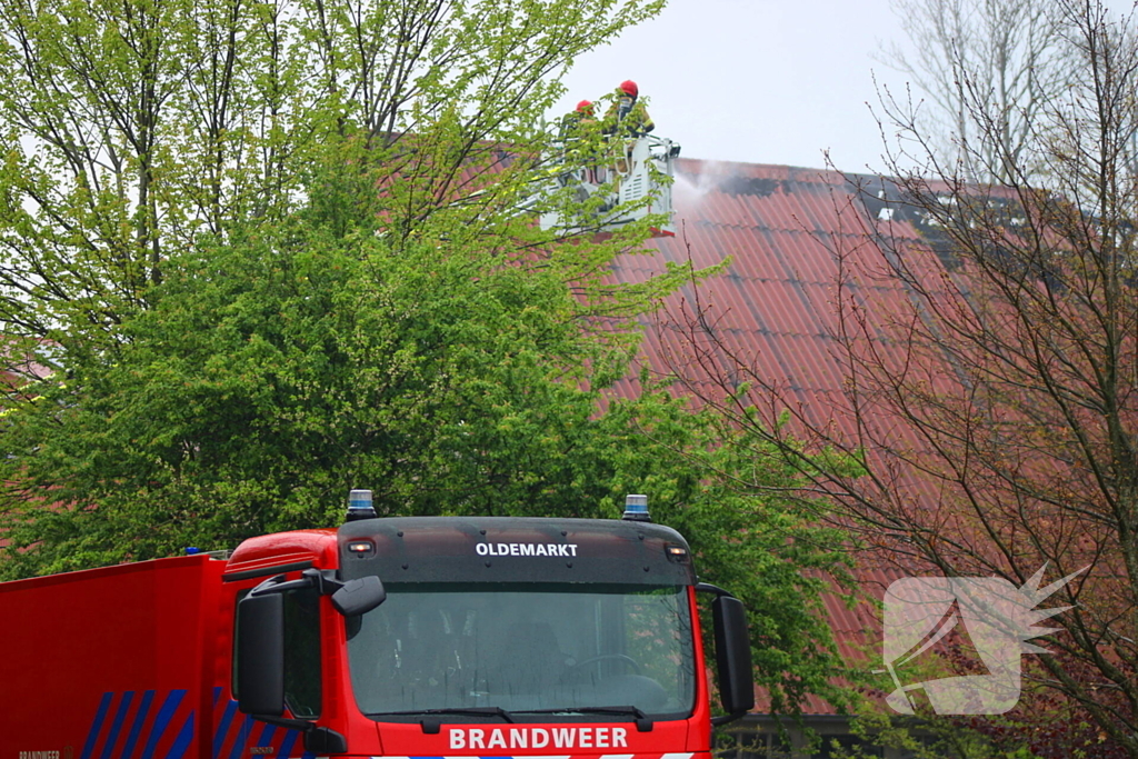 Tractor veroorzaakt brand in loods, brandweer groots opgeroepen