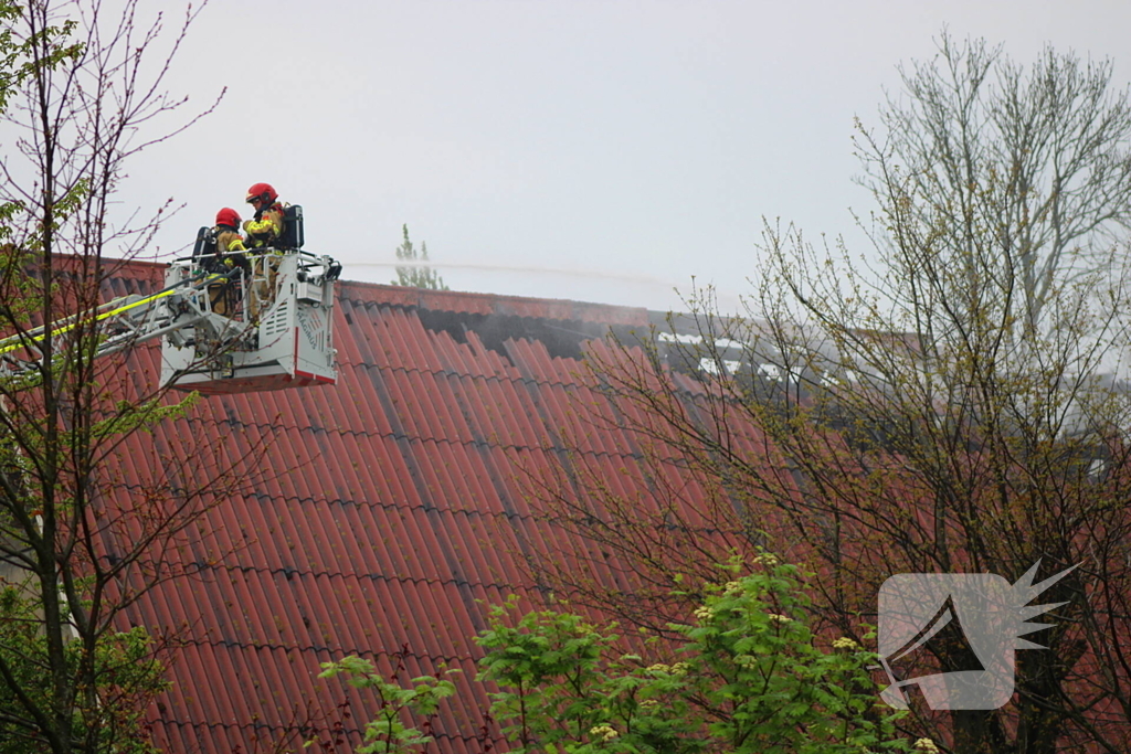 Tractor veroorzaakt brand in loods, brandweer groots opgeroepen