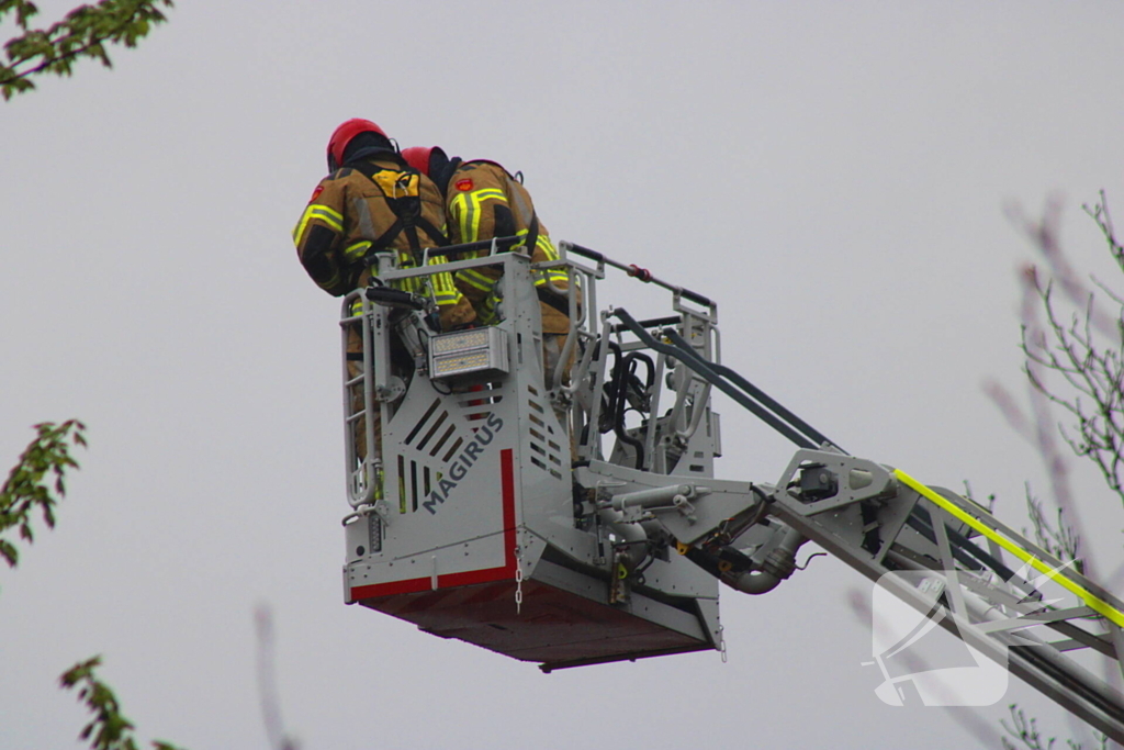 Tractor veroorzaakt brand in loods, brandweer groots opgeroepen