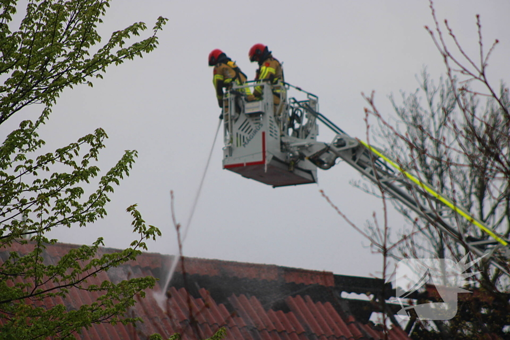 Tractor veroorzaakt brand in loods, brandweer groots opgeroepen