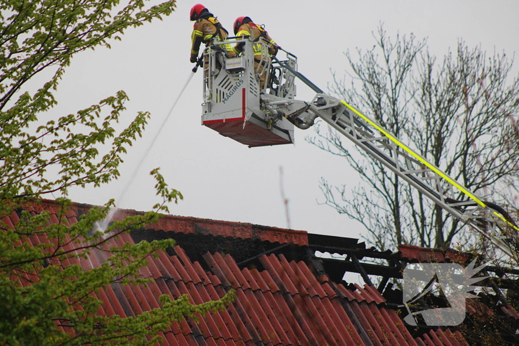 Tractor veroorzaakt brand in loods, brandweer groots opgeroepen