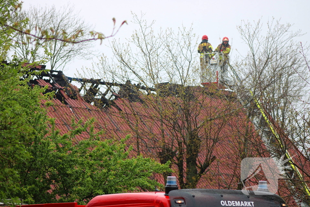 Tractor veroorzaakt brand in loods, brandweer groots opgeroepen