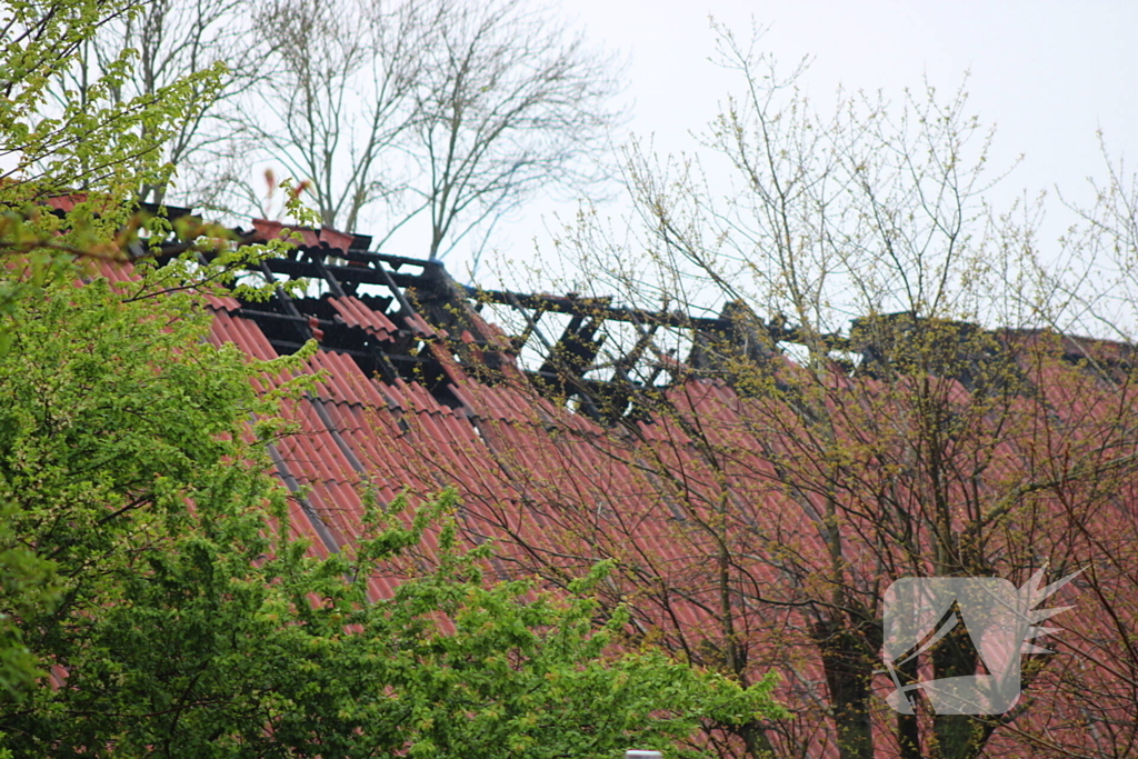 Tractor veroorzaakt brand in loods, brandweer groots opgeroepen