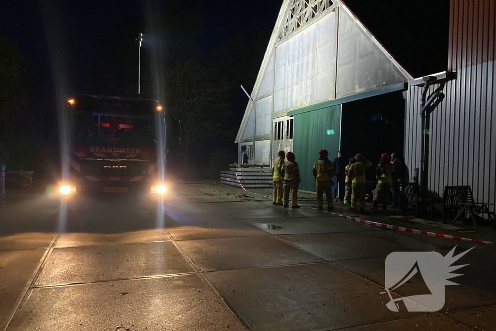 Tractor veroorzaakt brand in loods, brandweer groots opgeroepen