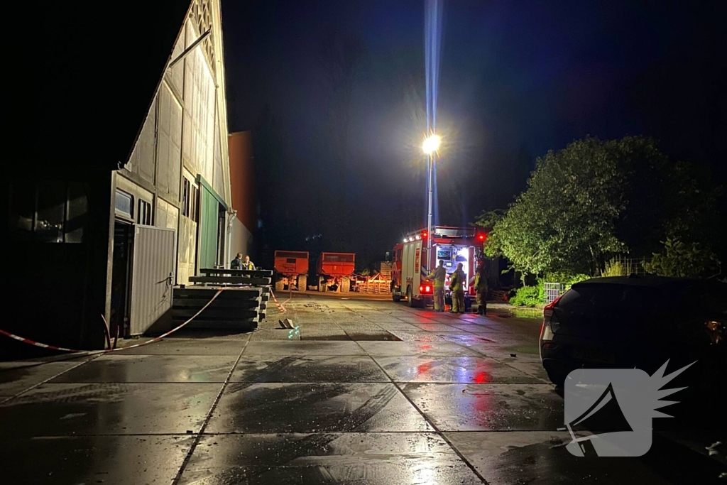 Tractor veroorzaakt brand in loods, brandweer groots opgeroepen