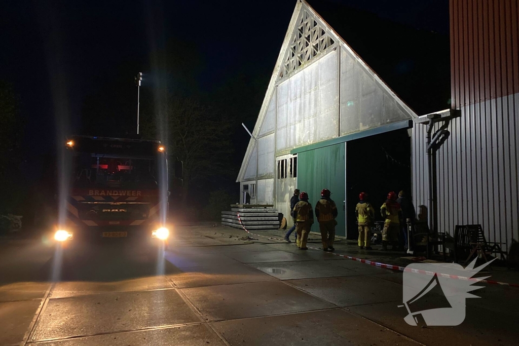 Tractor veroorzaakt brand in loods, brandweer groots opgeroepen