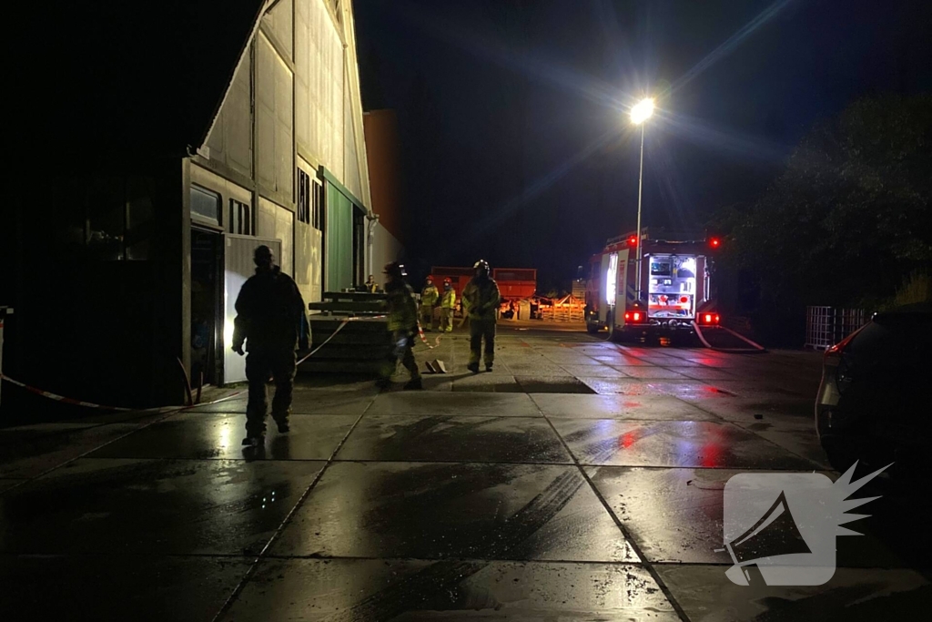 Tractor veroorzaakt brand in loods, brandweer groots opgeroepen