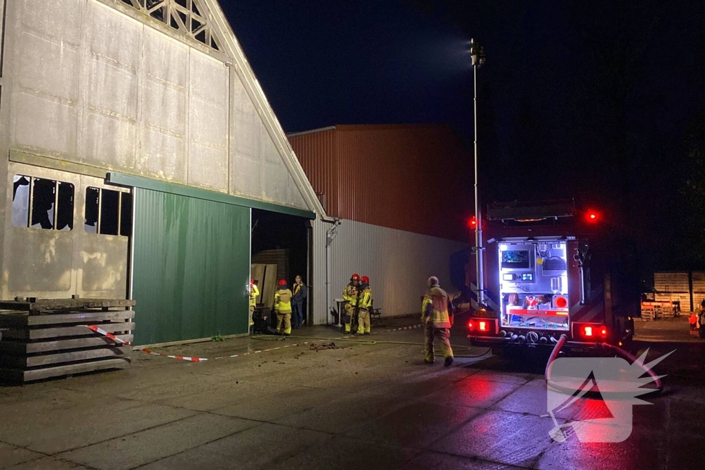 Tractor veroorzaakt brand in loods, brandweer groots opgeroepen