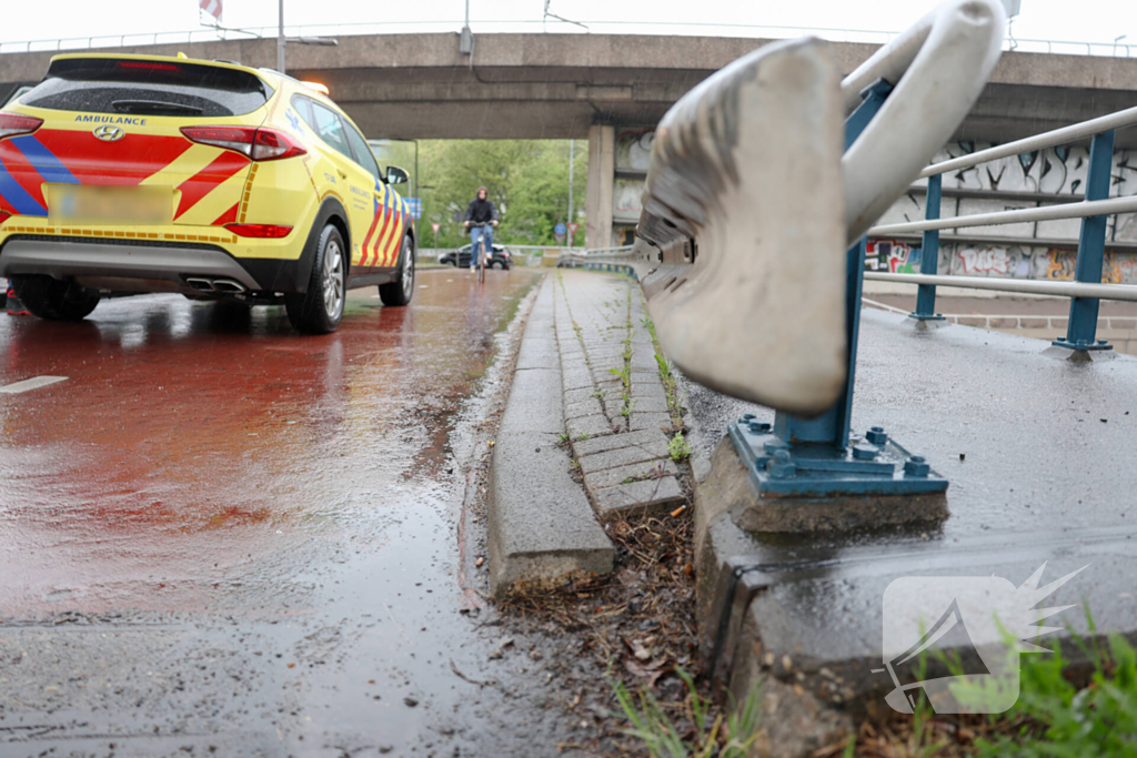 Aanrijding tussen vier auto's op rotonde