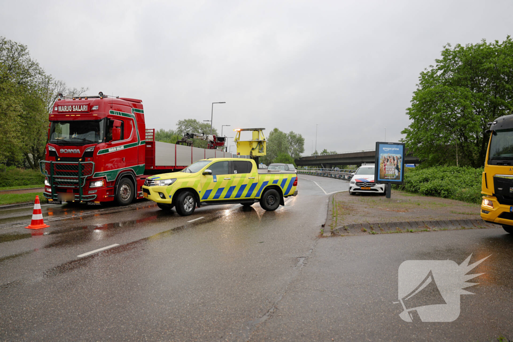 Aanrijding tussen vier auto's op rotonde