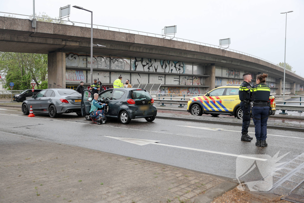 Aanrijding tussen vier auto's op rotonde