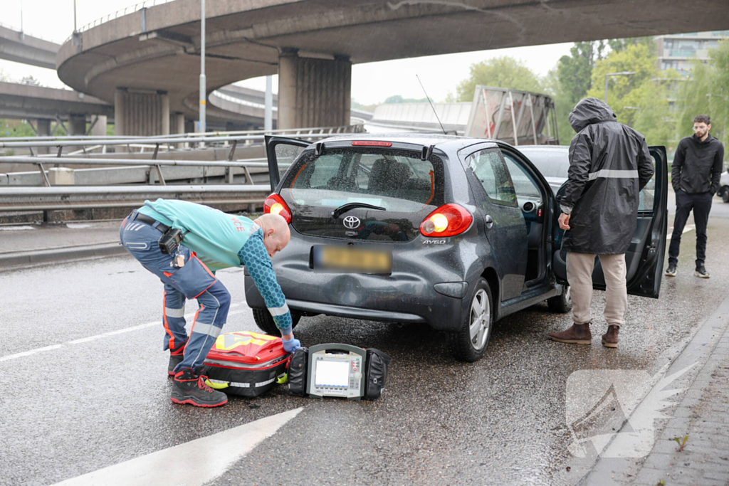 Aanrijding tussen vier auto's op rotonde
