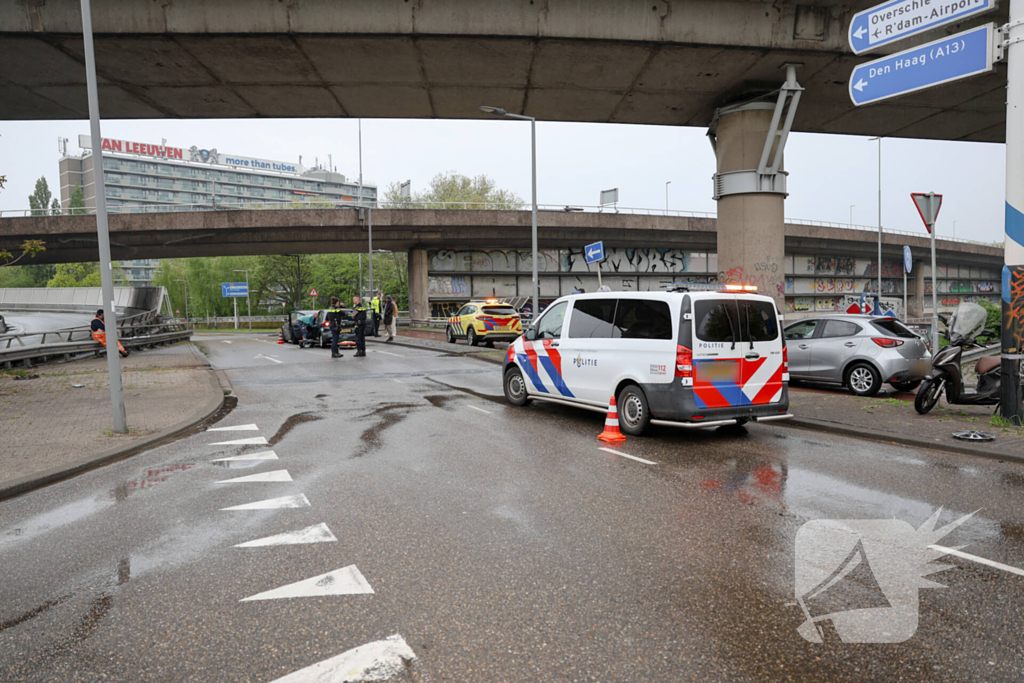 Aanrijding tussen vier auto's op rotonde