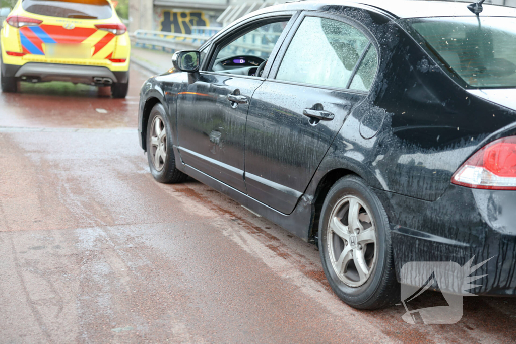 Aanrijding tussen vier auto's op rotonde