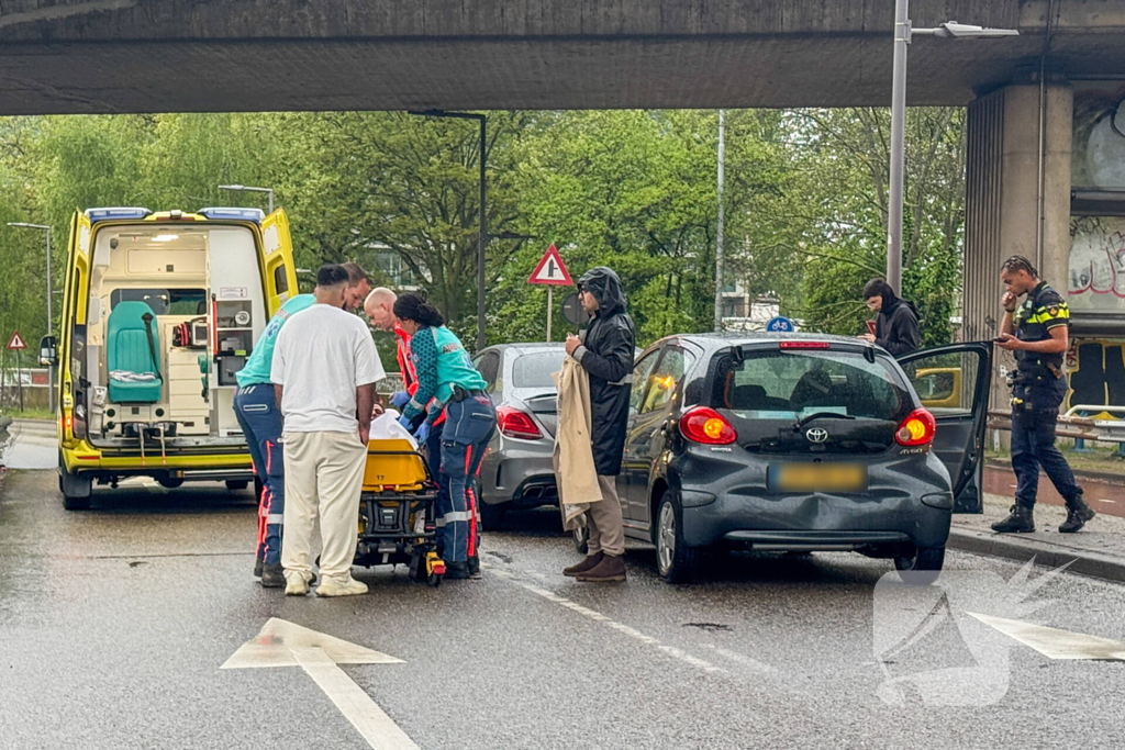 Aanrijding tussen vier auto's op rotonde
