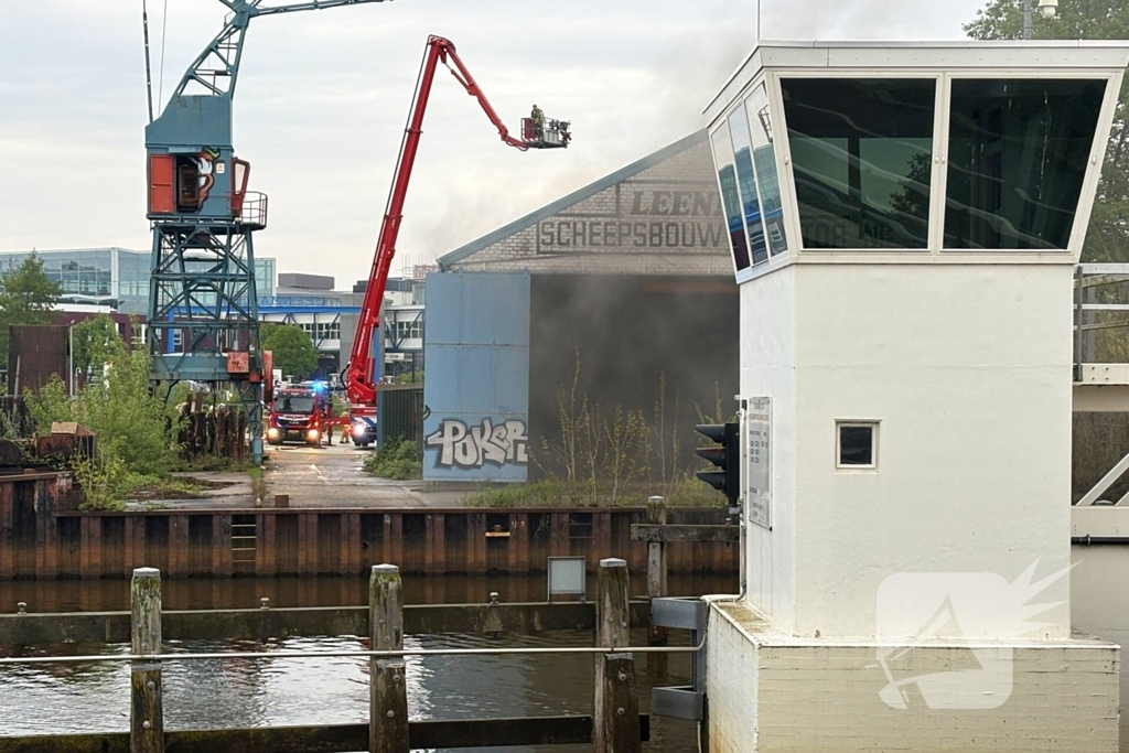 Brand in loods van voormalige scheepswerf