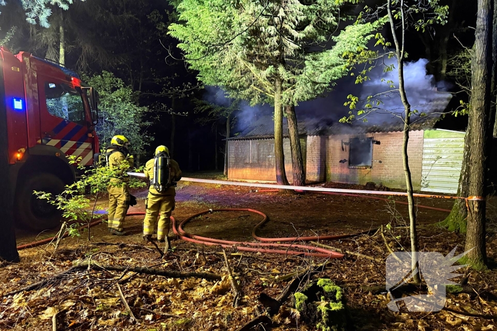 Schuurbrand in bosgebied