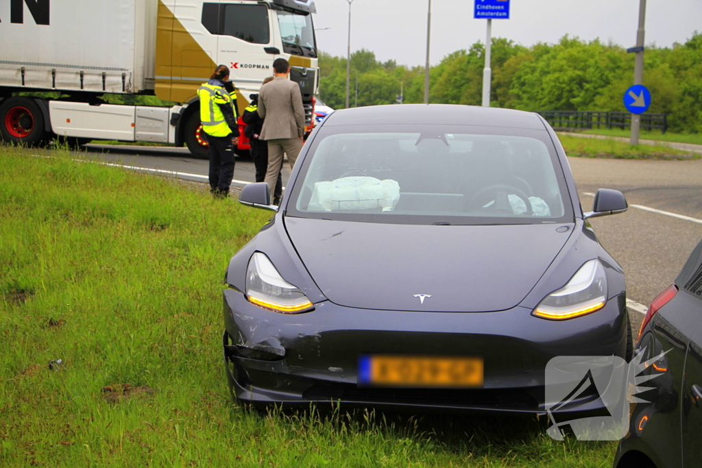 Meerdere voertuigen betrokken bij aanrijding op afrit