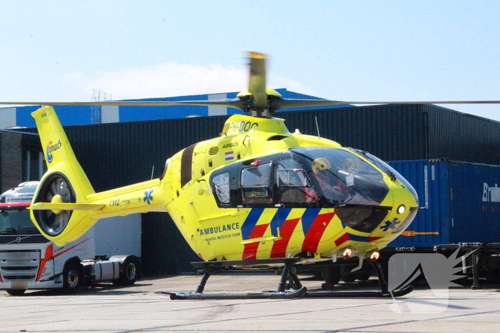 Traumahelikopter landt voor medische noodsituatie