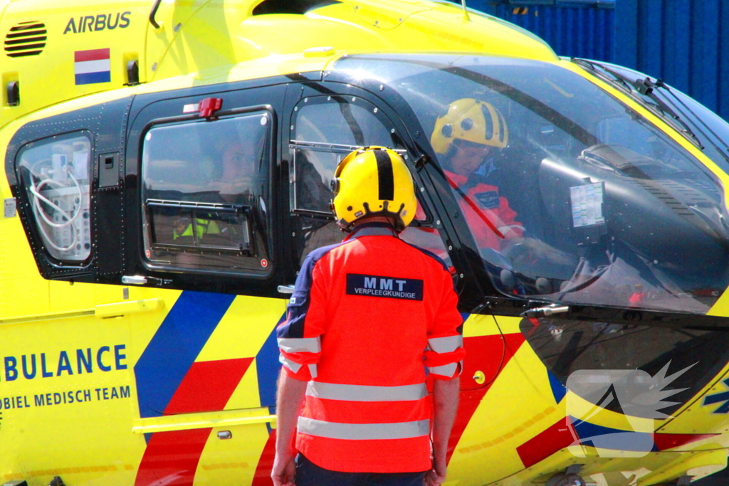 Traumahelikopter landt voor medische noodsituatie