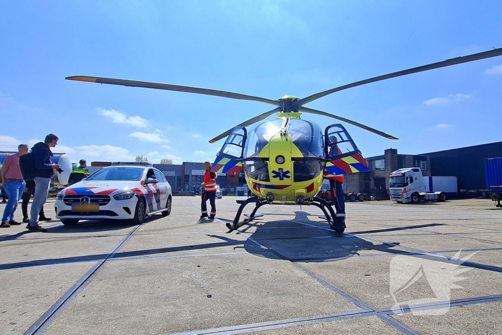 Traumahelikopter landt voor medische noodsituatie