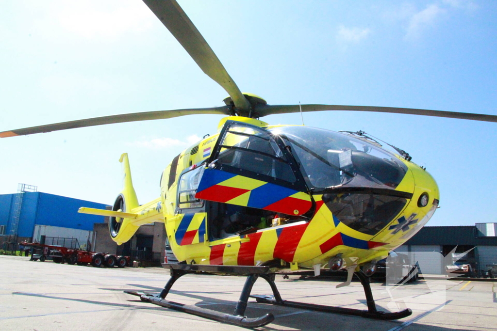 Traumahelikopter landt voor medische noodsituatie