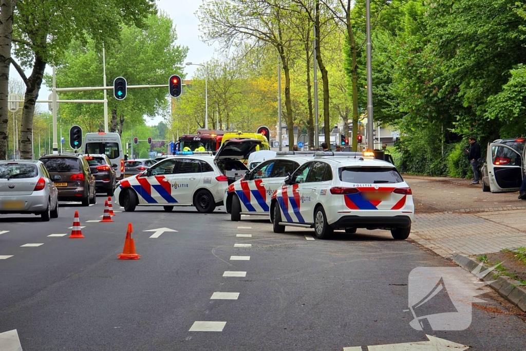 Brandweer ingezet voor kop-staartbotsing bij verkeerslichten