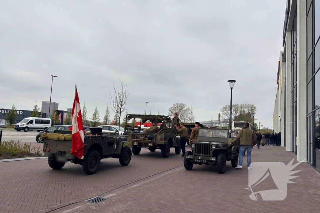 Spelersbus FC Cambuur begeleidt door historische voertuigen