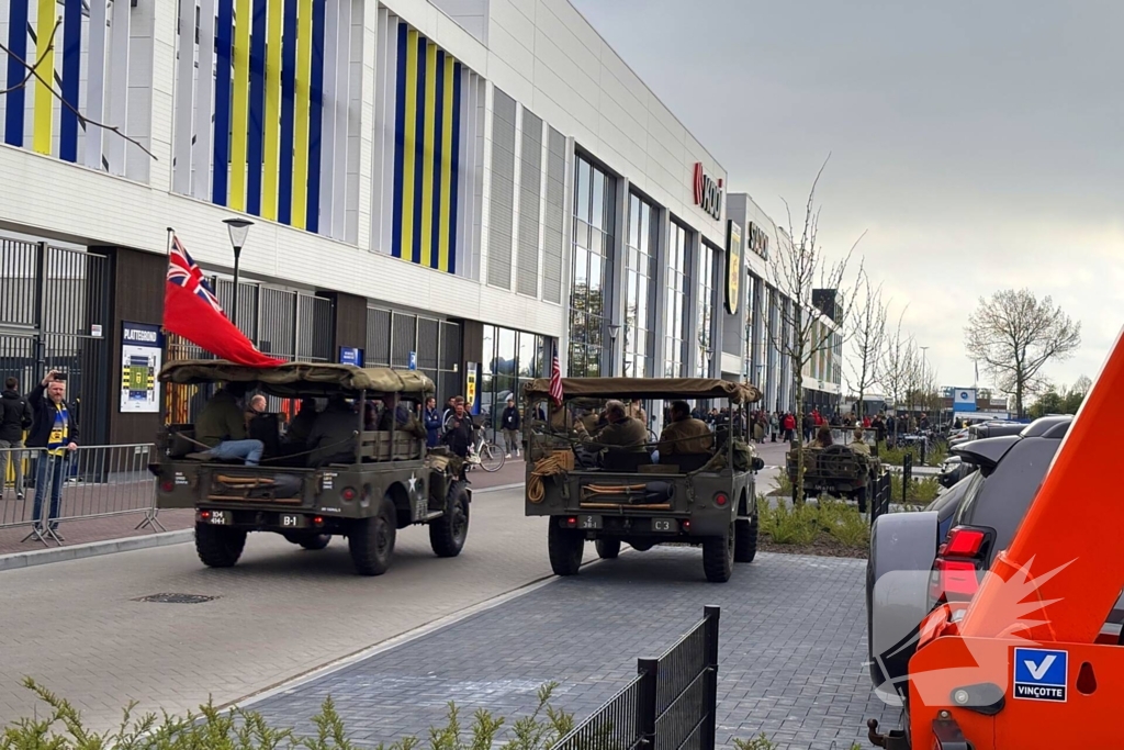 Spelersbus FC Cambuur begeleidt door historische voertuigen
