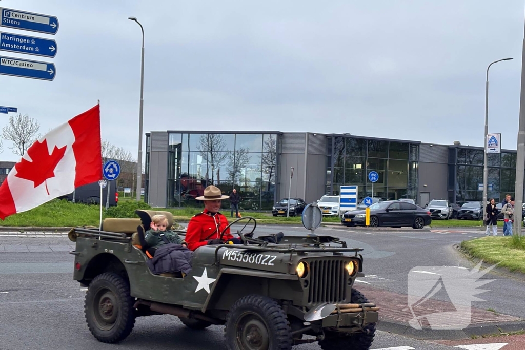 Spelersbus FC Cambuur begeleidt door historische voertuigen