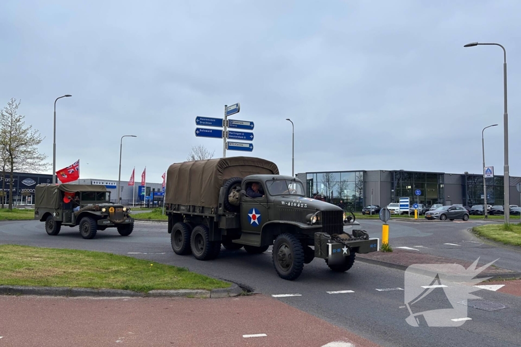 Spelersbus FC Cambuur begeleidt door historische voertuigen
