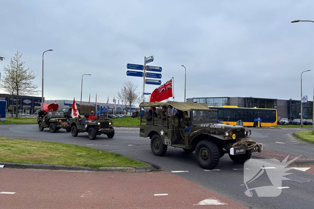 Spelersbus FC Cambuur begeleidt door historische voertuigen