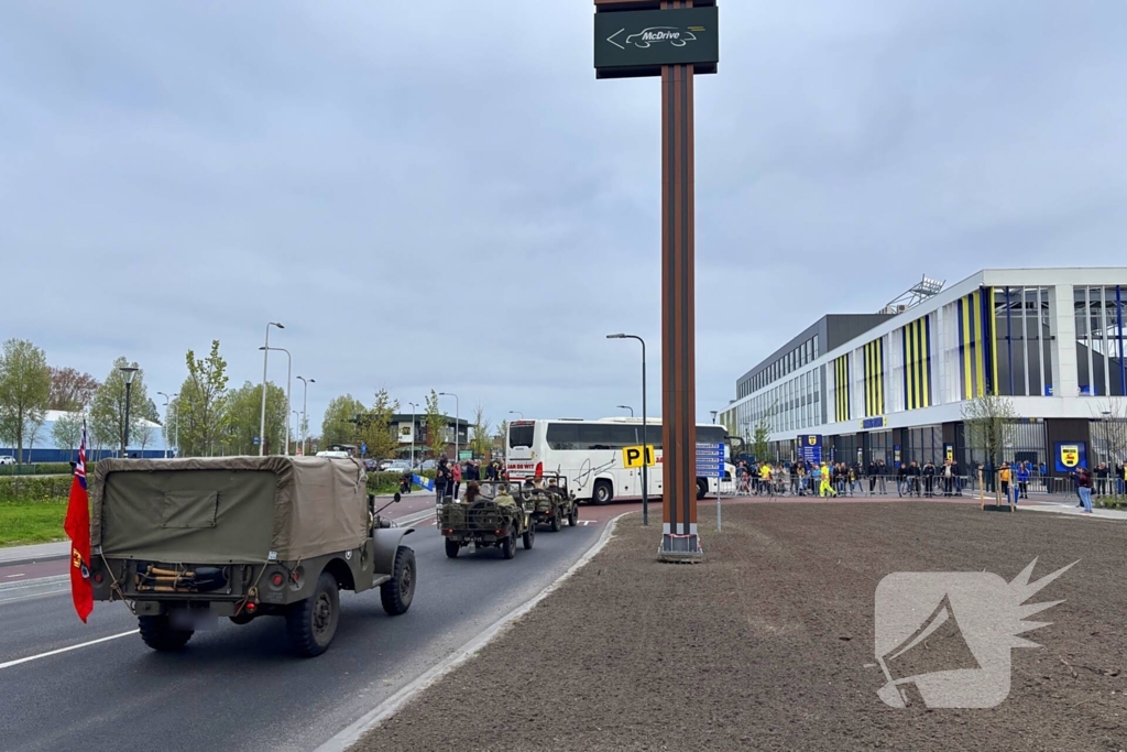 Spelersbus FC Cambuur begeleidt door historische voertuigen