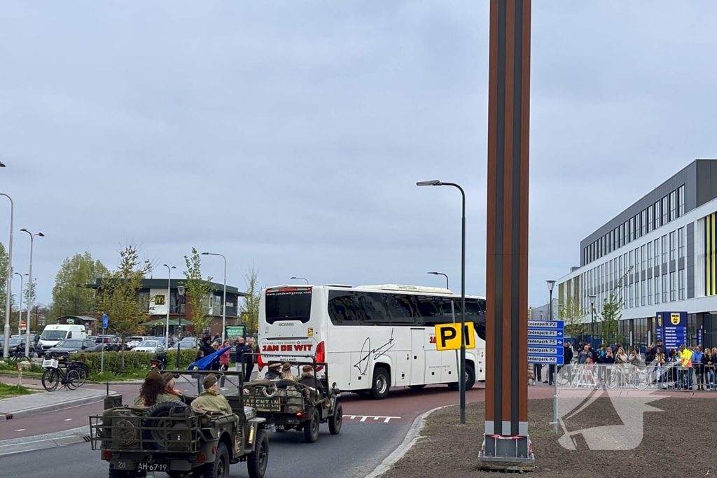 Spelersbus FC Cambuur begeleidt door historische voertuigen