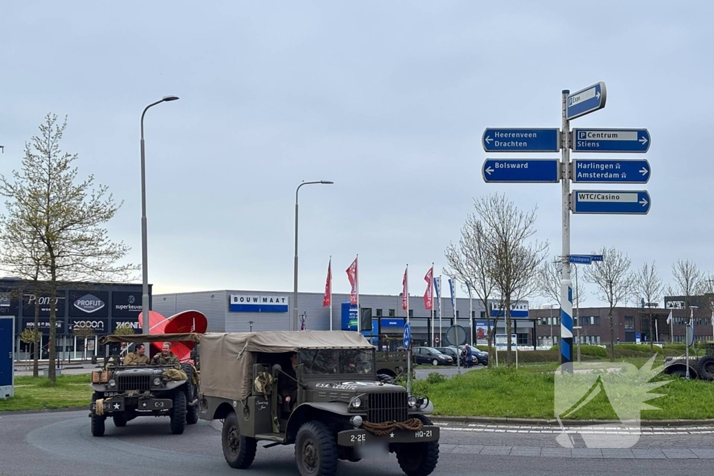 Spelersbus FC Cambuur begeleidt door historische voertuigen