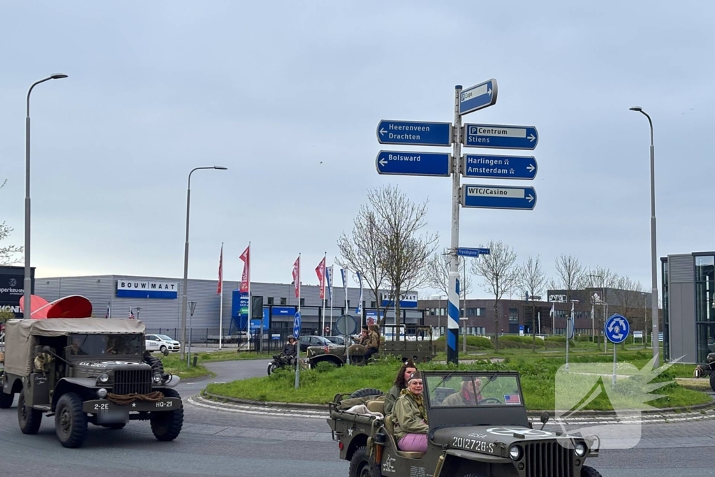 Spelersbus FC Cambuur begeleidt door historische voertuigen