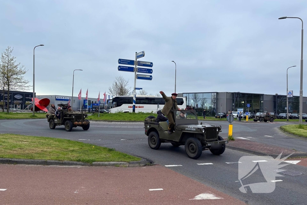 Spelersbus FC Cambuur begeleidt door historische voertuigen
